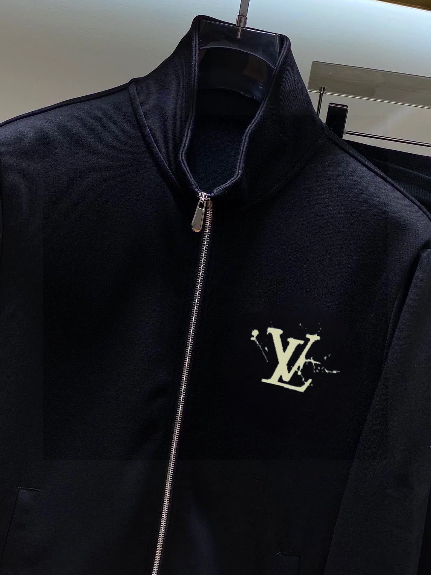 🅿️460 brand [LV Louis Vuitton] (velvet and thickened) 2025 spring new product, celebrities’ favorite fashion-flavored casual suit, clean and neat tailoring, full of urban style. It is made of high-quality customized fabrics, with excellent thermal insulation effect inside, soft and dry feel, and a crisp and stylish upper body effect. The three-dimensional cutting process and the pattern are all of high standards, and the silhouette version has the right benefits! It is not tight at all, and you feel good when you wear it. So many top-quality raw materials create high-end products with unparalleled value. It is the first choice for high-end fashion people. (Size: M-4XL can wear up to 200 pounds)